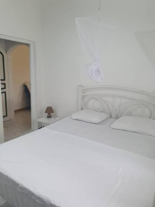 Le Sable Bleu - Evasion Tropicale A Sainte-Anne - Plage 5Min - Piscine - Parking - Logement Climatise - Vue Sur Les Palmiers - Parfait Pour Sejours En Famille Ou Entre Amis Extérieur photo
