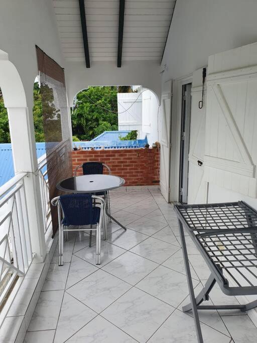 Le Sable Bleu - Evasion Tropicale A Sainte-Anne - Plage 5Min - Piscine - Parking - Logement Climatise - Vue Sur Les Palmiers - Parfait Pour Sejours En Famille Ou Entre Amis Extérieur photo