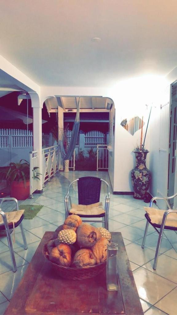 Le Sable Bleu - Evasion Tropicale A Sainte-Anne - Plage 5Min - Piscine - Parking - Logement Climatise - Vue Sur Les Palmiers - Parfait Pour Sejours En Famille Ou Entre Amis Extérieur photo