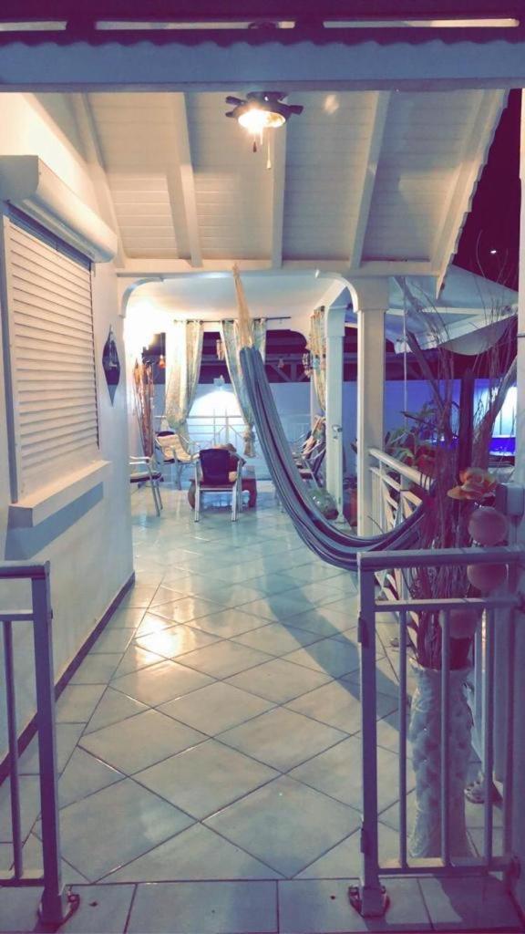 Le Sable Bleu - Evasion Tropicale A Sainte-Anne - Plage 5Min - Piscine - Parking - Logement Climatise - Vue Sur Les Palmiers - Parfait Pour Sejours En Famille Ou Entre Amis Extérieur photo