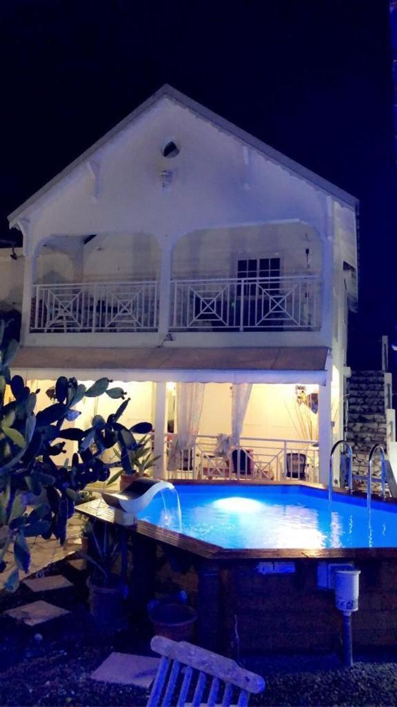Le Sable Bleu - Evasion Tropicale A Sainte-Anne - Plage 5Min - Piscine - Parking - Logement Climatise - Vue Sur Les Palmiers - Parfait Pour Sejours En Famille Ou Entre Amis Extérieur photo