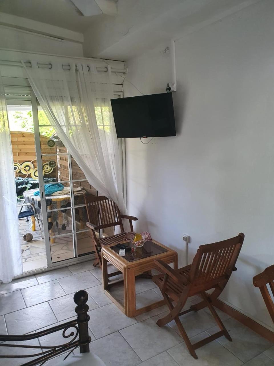 Le Sable Bleu - Evasion Tropicale A Sainte-Anne - Plage 5Min - Piscine - Parking - Logement Climatise - Vue Sur Les Palmiers - Parfait Pour Sejours En Famille Ou Entre Amis Extérieur photo