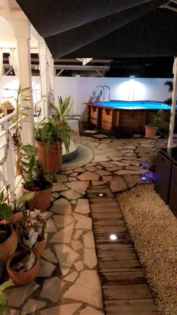 Le Sable Bleu - Evasion Tropicale A Sainte-Anne - Plage 5Min - Piscine - Parking - Logement Climatise - Vue Sur Les Palmiers - Parfait Pour Sejours En Famille Ou Entre Amis Extérieur photo